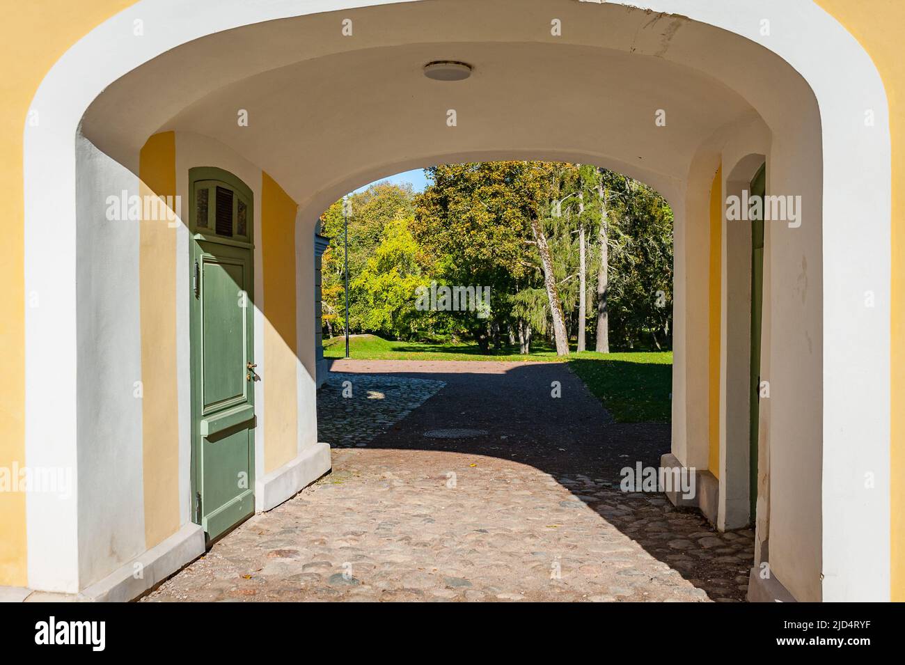 Bogenpassway in Vääna Manor Hof. Bogengang zum Herbstpark. Vääna, Estland. Stockfoto