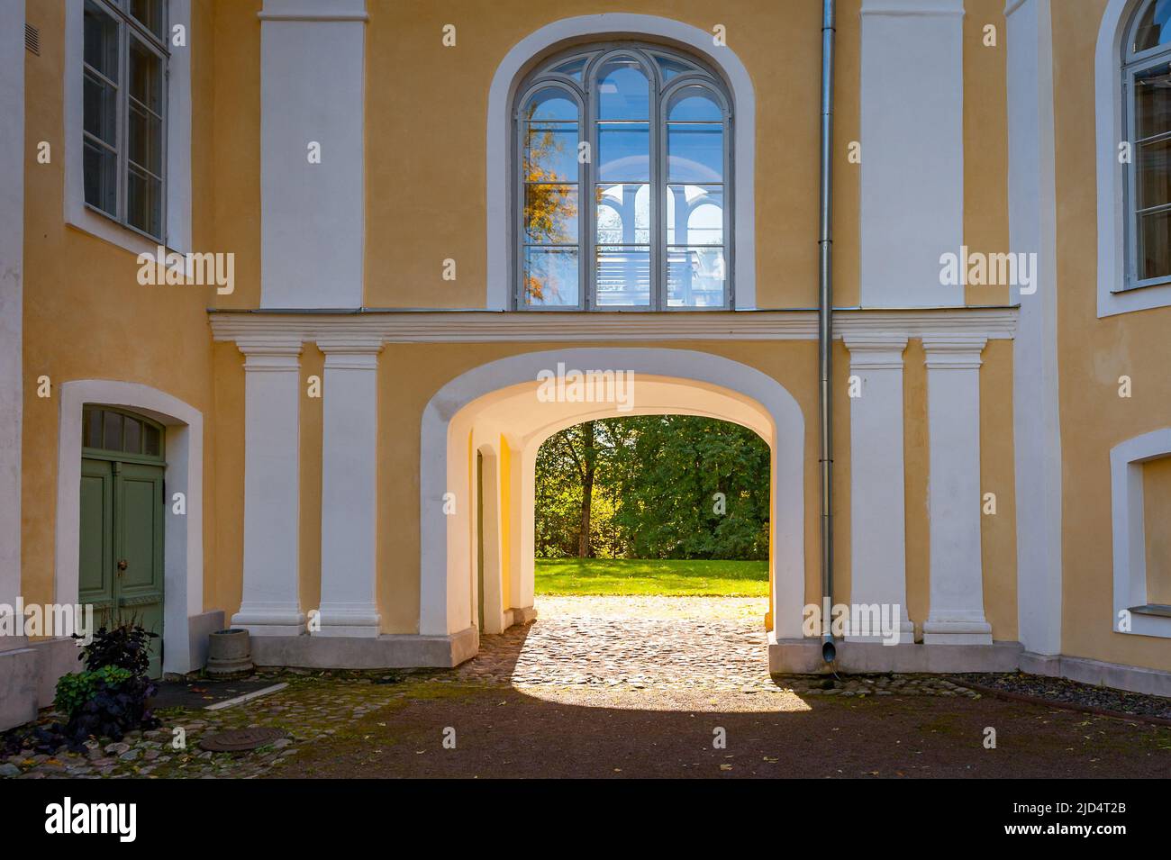 Bogenpassway in Vääna Manor Hof. Bogengang zum Herbstpark. Vääna, Estland. Stockfoto