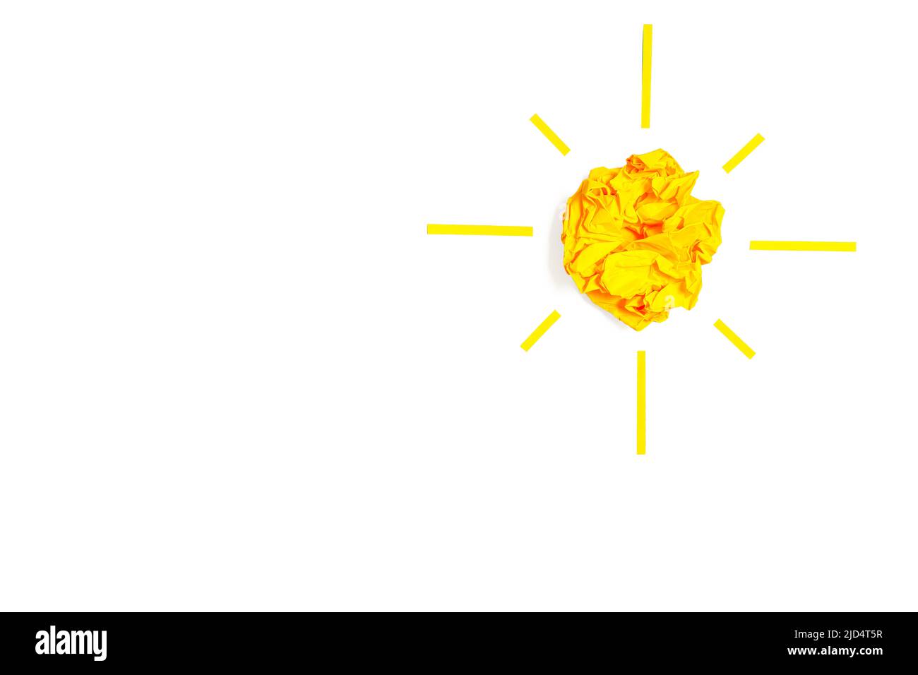 Zerknittertes Papier und Streifen bilden eine Sonnenform isoliert auf weißem Hintergrund. Stockfoto