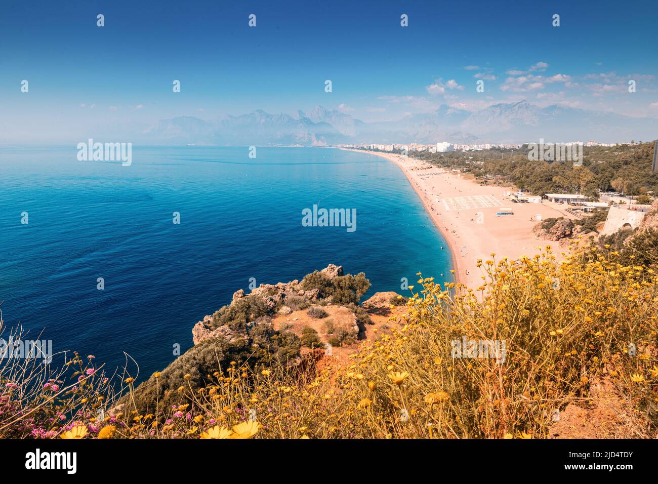 Berühmter Konyaalti Strand, landschaftlich schöner Panoramablick von einem Klipptop. Reiseziele in der Türkei und Antalya sowie an der mittelmeerküste Stockfoto