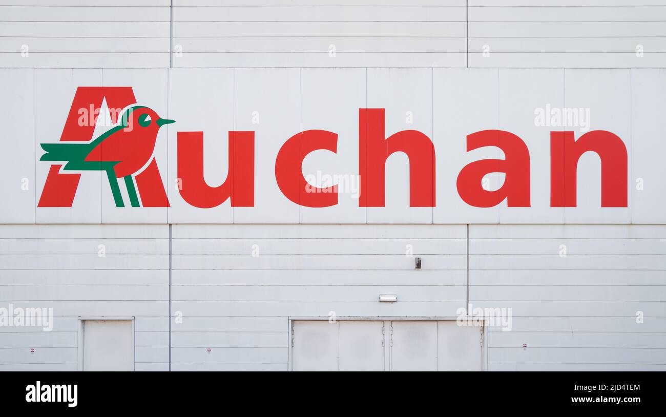 Auchan französisches Supermarktlogo. Einkaufszentrum, Hypermarkt-Emblem in Krakau, Polen. Stockfoto