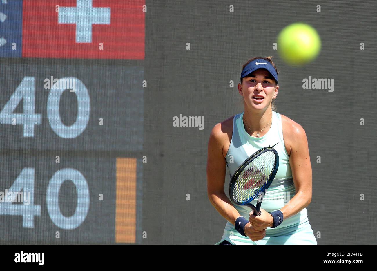 Berlin, Deutschland. 18.. Juni 2022. Tennis: WTA Tour, Halbfinale, Einzel, Damen, Bencic (Schweiz) - Sakkari (Griechenland) im Steffi Graf Stadium. Belinda Bencic erwartet den Serve. Quelle: Wolfgang Kumm/dpa/Alamy Live News Stockfoto