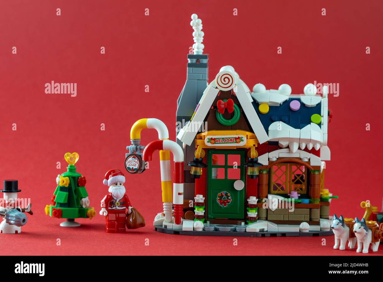 Neujahrsspielzeug. Winterhaus des Weihnachtsmannes. LEGO Konstruktor Ziegeldetails. Weihnachtsgeschichte und Minifiguren. Kinder Handwerk Konzept Hintergrund. Kiew, Ukraine - 23. Februar 2022 Stockfoto