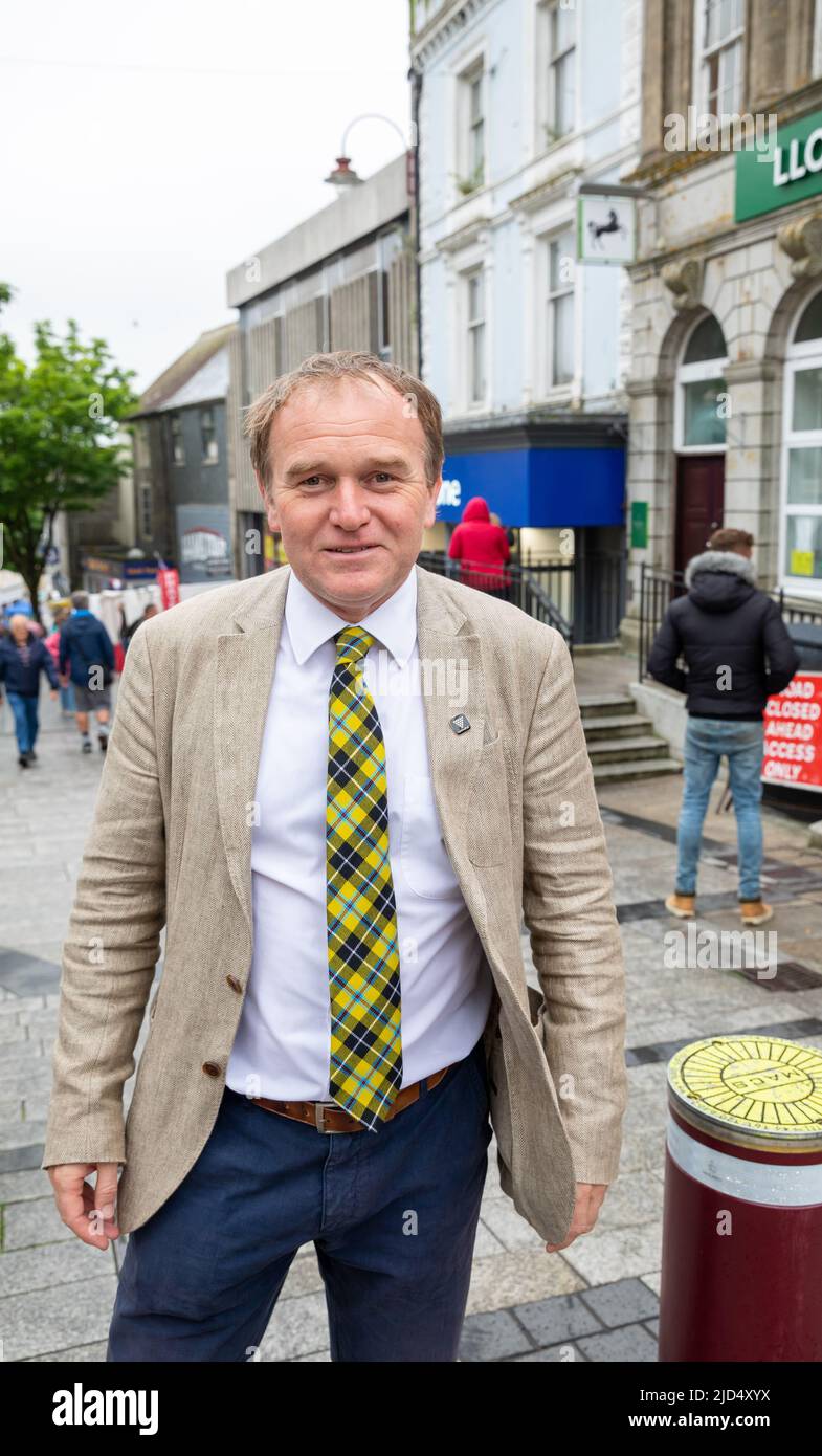 Redruth, Cornwall, Großbritannien. 18.. Juni 2022,George Eustice nimmt am Murdoch Day Teil, der heute in Redruth stattfand, als die Stadt William Murdoch feierte, den talentierten Mineningenieur und Erfinder, der in Redruth lebte und dessen Haus das erste in Großbritannien war, das 1792 von Gasbeleuchtung beleuchtet wurde. Er baute auch ein dampfbetriebenes „Auto“, das er auf den Straßen der Stadt testete. Sie hatten eine Kinderparade, Stände, Dampflokomotiven und Straßenunterhalter auch.Quelle: Keith Larby/Alamy Live News Stockfoto