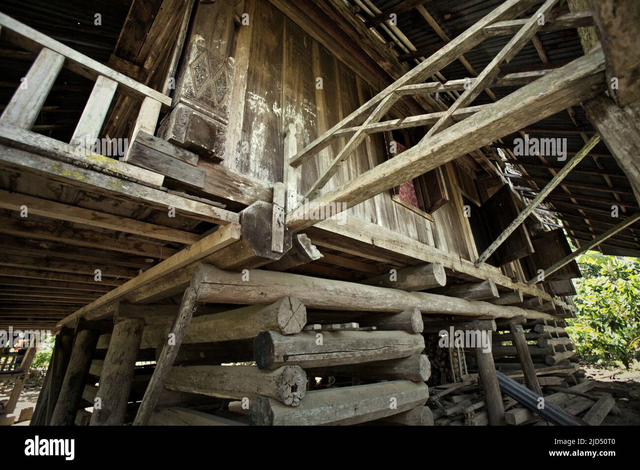 Ein Holzhaus, das erdbebensicher in Bandering Agung, Ogan Komering Ulu Selatan, Süd-Sumatra, Indonesien, entworfen und gebaut wurde. Stockfoto