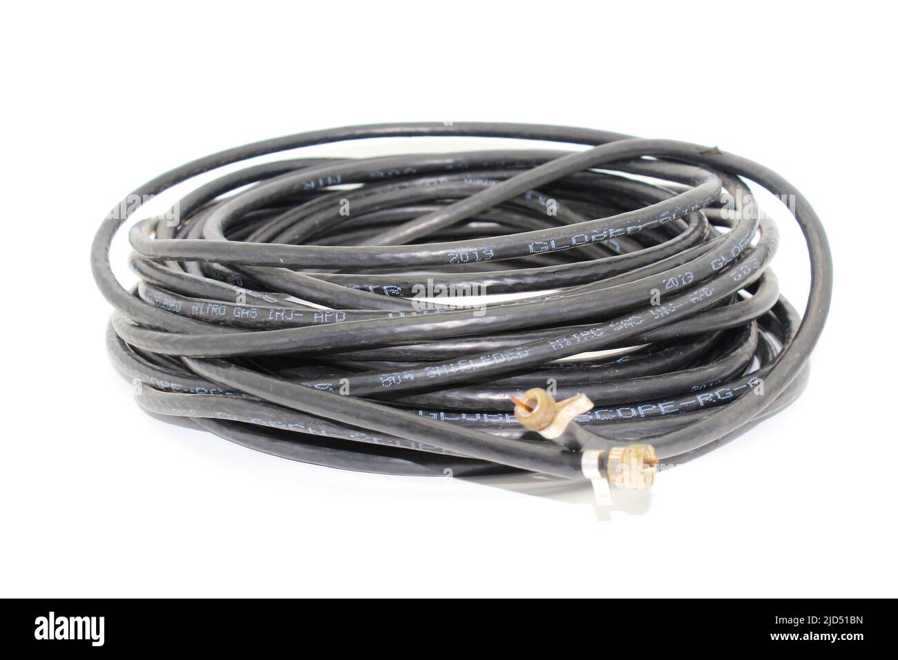 Noida , Utter pardesh , Indien - Mai 28 2022 , Ein Bild von Gericht tv-Kabel auf weißem Hintergrund mit selektivem Fokus Stockfoto