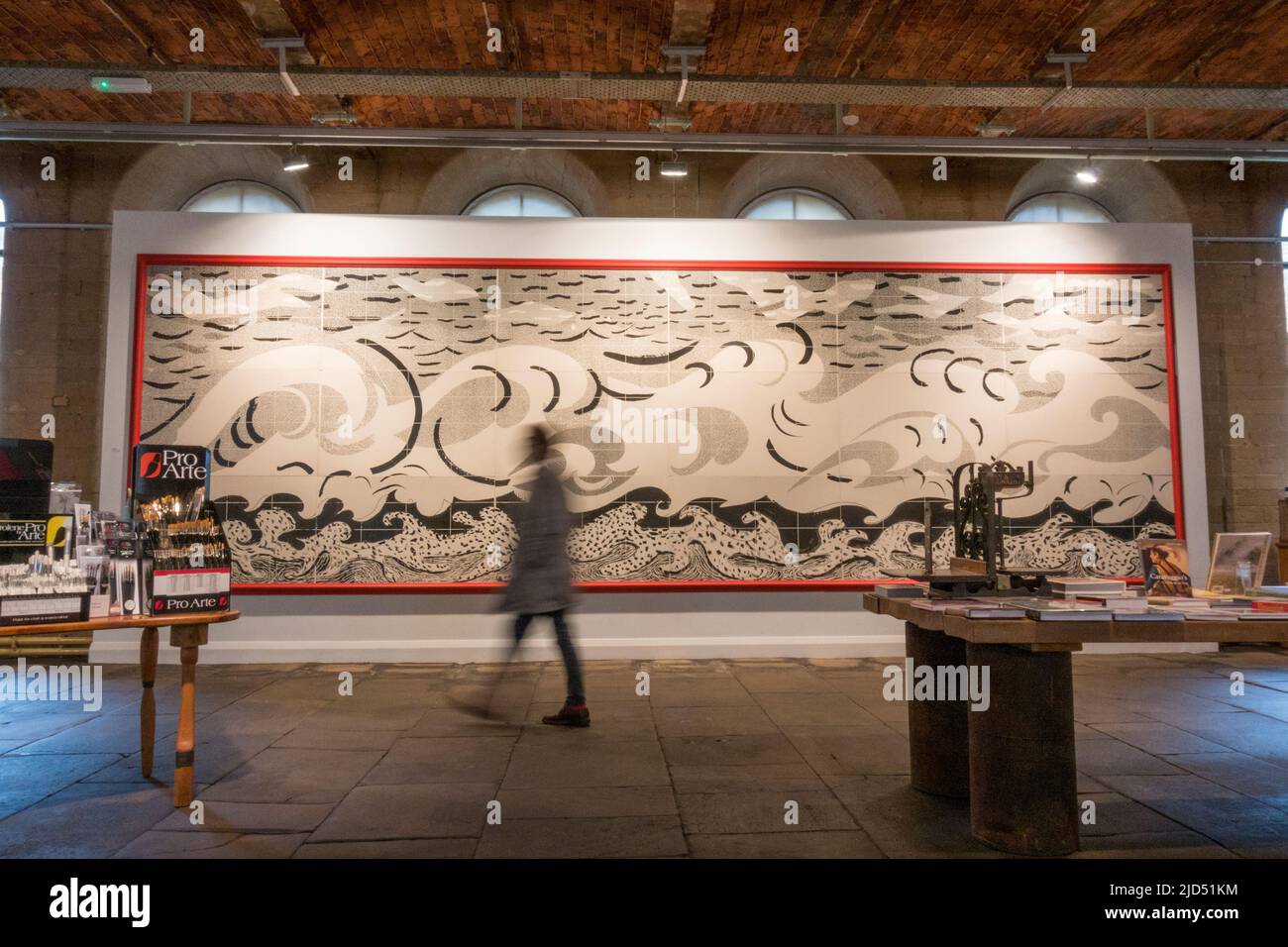 David Hockney faxt Kunst in Salts Mill, einer ehemaligen Textilfabrik, die heute eine Kunstgalerie und ein Einkaufszentrum ist, in Saltaire, Bradford, W Yorkshire, Großbritannien. Stockfoto