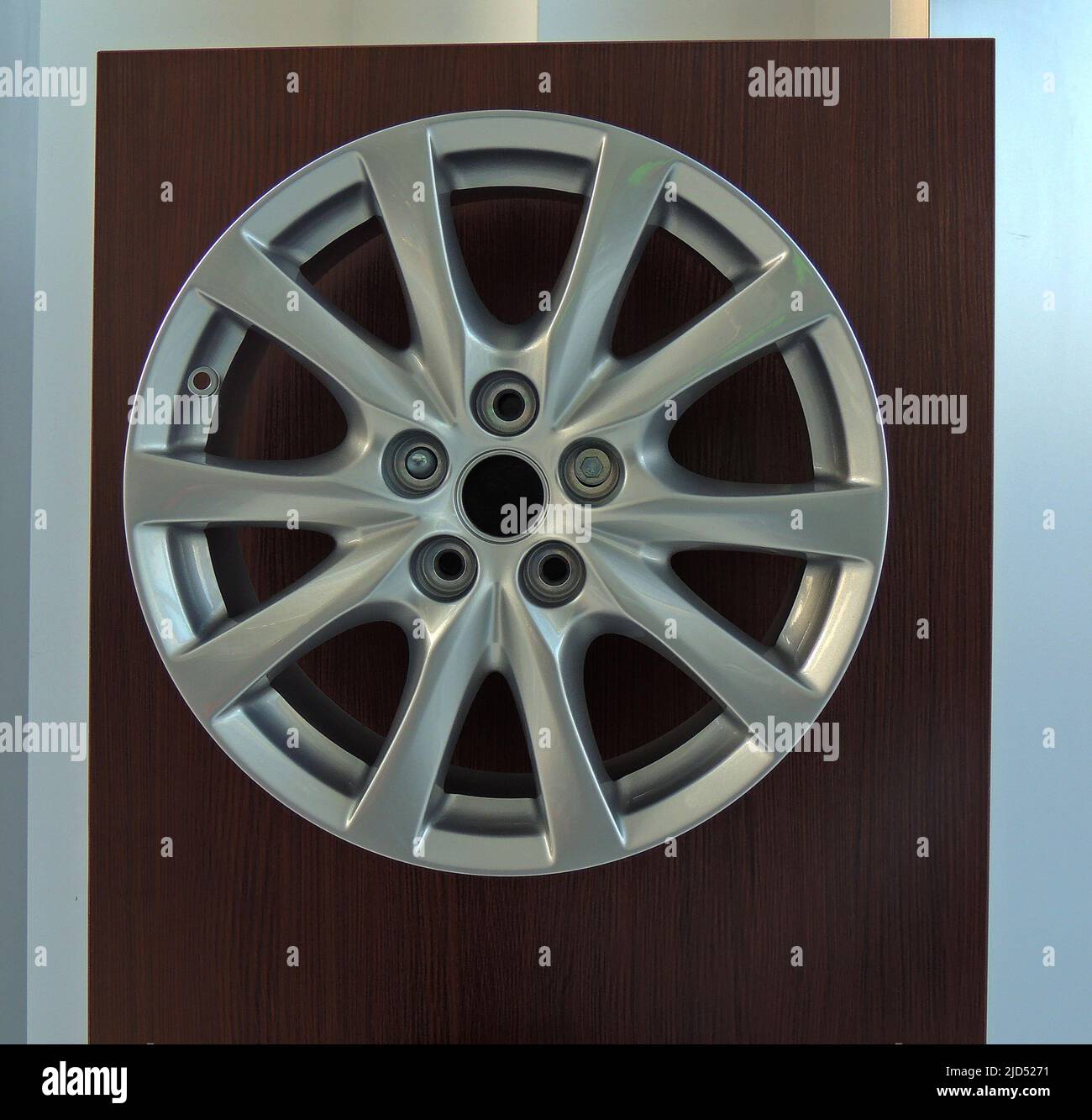 Custom Metallic Car Wheel Rim Isoliert Stockfoto