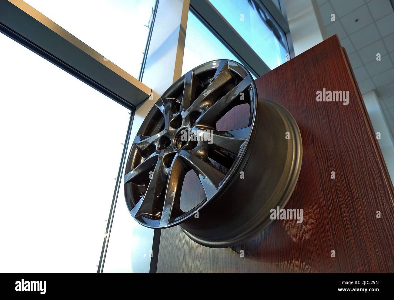 Graphit Painted Car Rim Im Auto Parts Shop Angezeigt Stockfoto