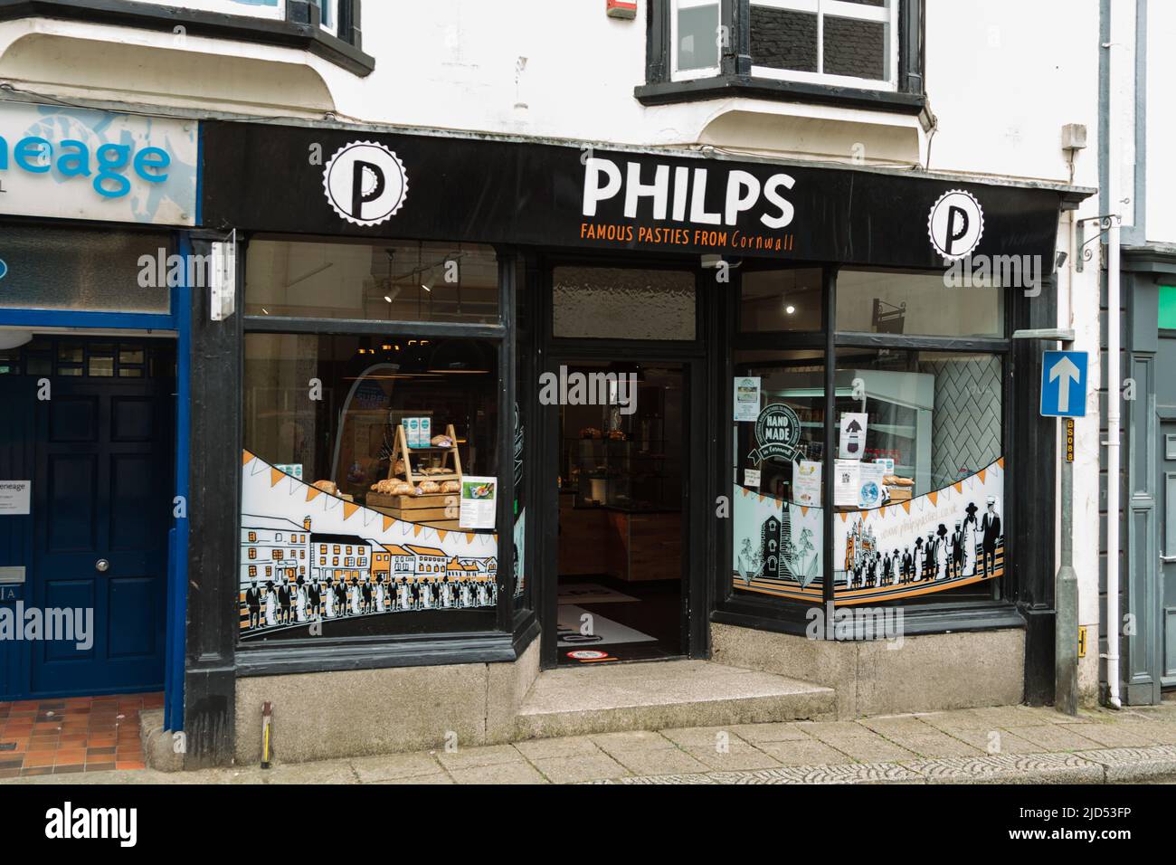 Einzelhandelsgeschäfte (Philps) in der Meneage Street, Helston, Cornwall, England Stockfoto