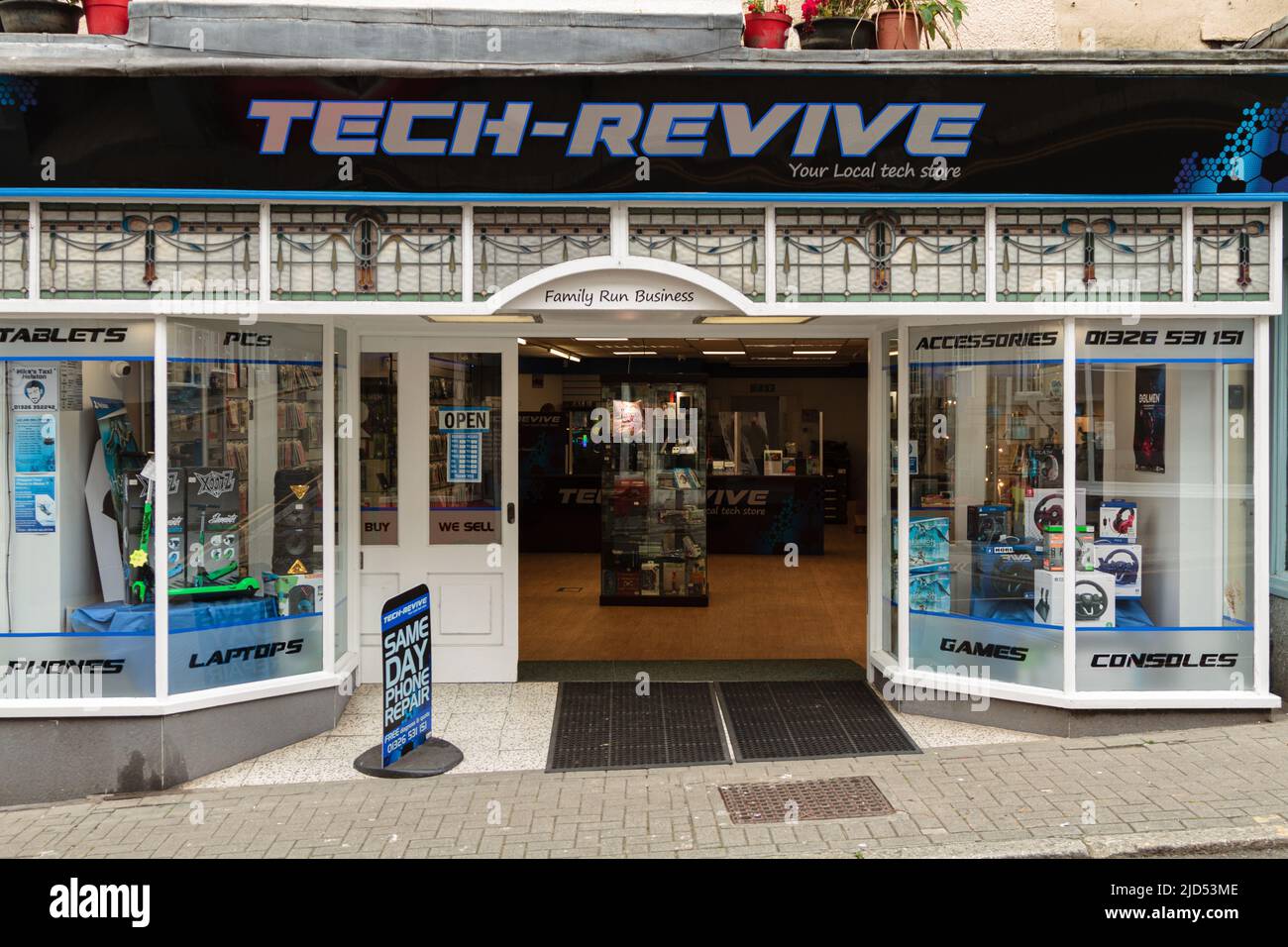 Einzelhandelsgeschäfte (Tech-Revive) in der Meneage Street, Helston, Cornwall, England Stockfoto