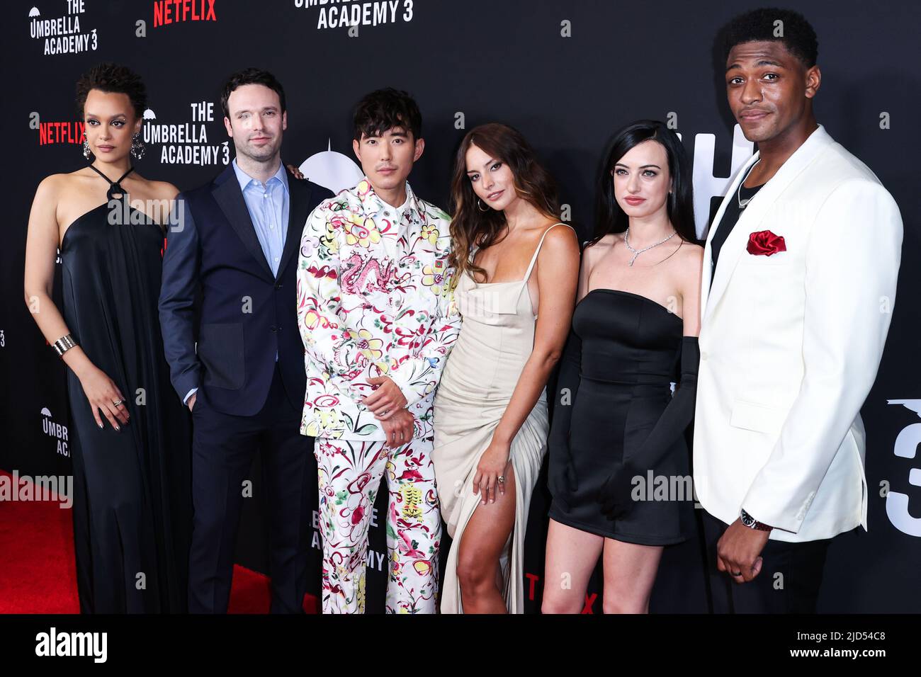 WEST HOLLYWOOD, LOS ANGELES, KALIFORNIEN, USA – 17. JUNI: Britne Oldford, Jake Epstein, Justin H. Min, Genesis Rodriguez, Cazie David und Justin Cornwell kommen zur Weltpremiere von Netflix's „The Umbrella Academy“-Saison 3, die am 17. Juni 2022 im Londoner West Hollywood in Beverly Hills in West Hollywood, Los Angeles, Kalifornien, USA, stattfand. (Foto von Xavier Collin/Image Press Agency) Stockfoto