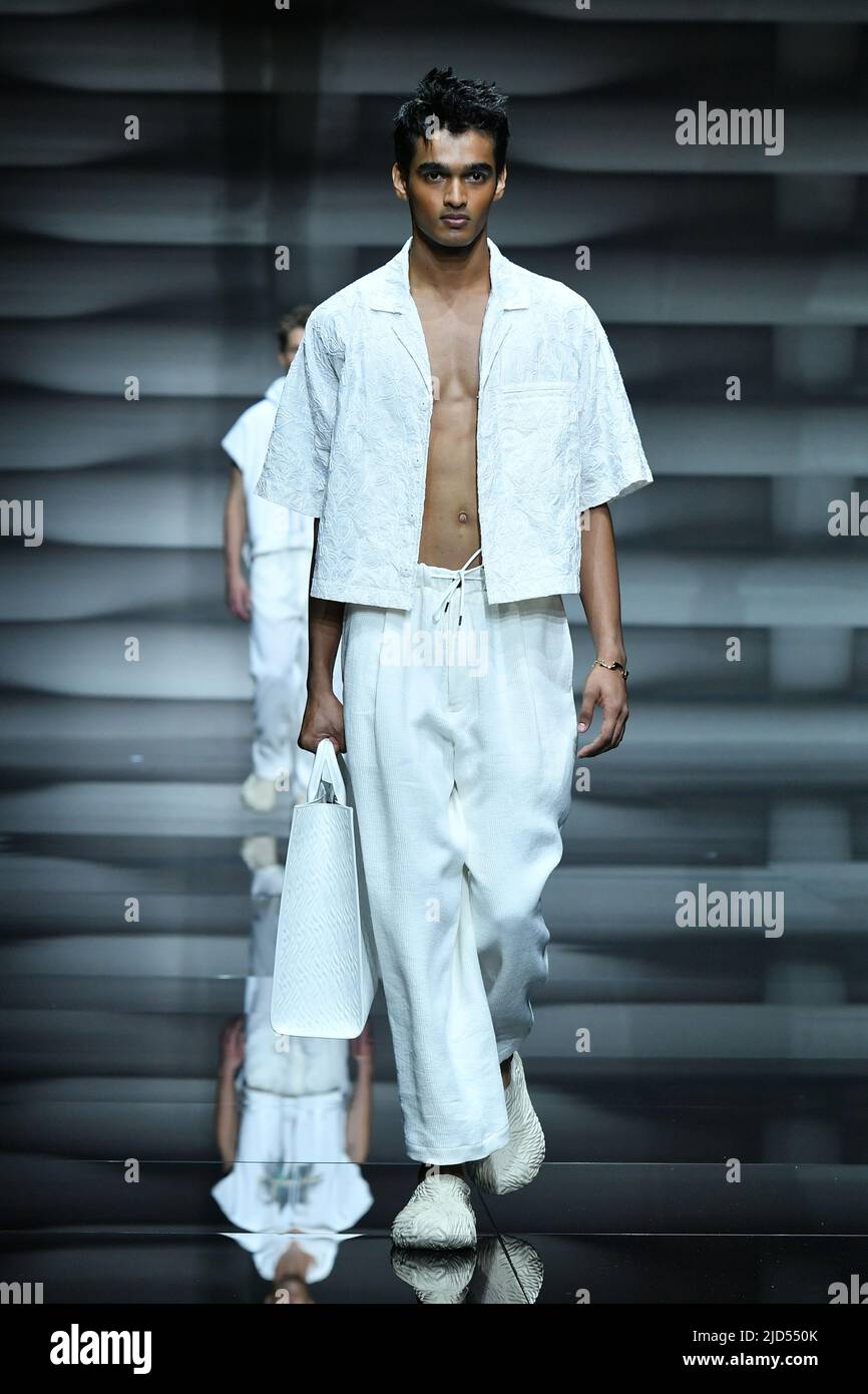 Mailand, Italien. 18.. Juni 2022. Milan Fashion Week - Men S/S 2023 Emporio Armani Fashion Show - Catwalk Mailand, Italien 18.. Juni 2022 (Foto von SGP/Sipa USA)Italia id 127802_001 nicht Exklusiv Credit: SIPA US/Alamy Live News Stockfoto