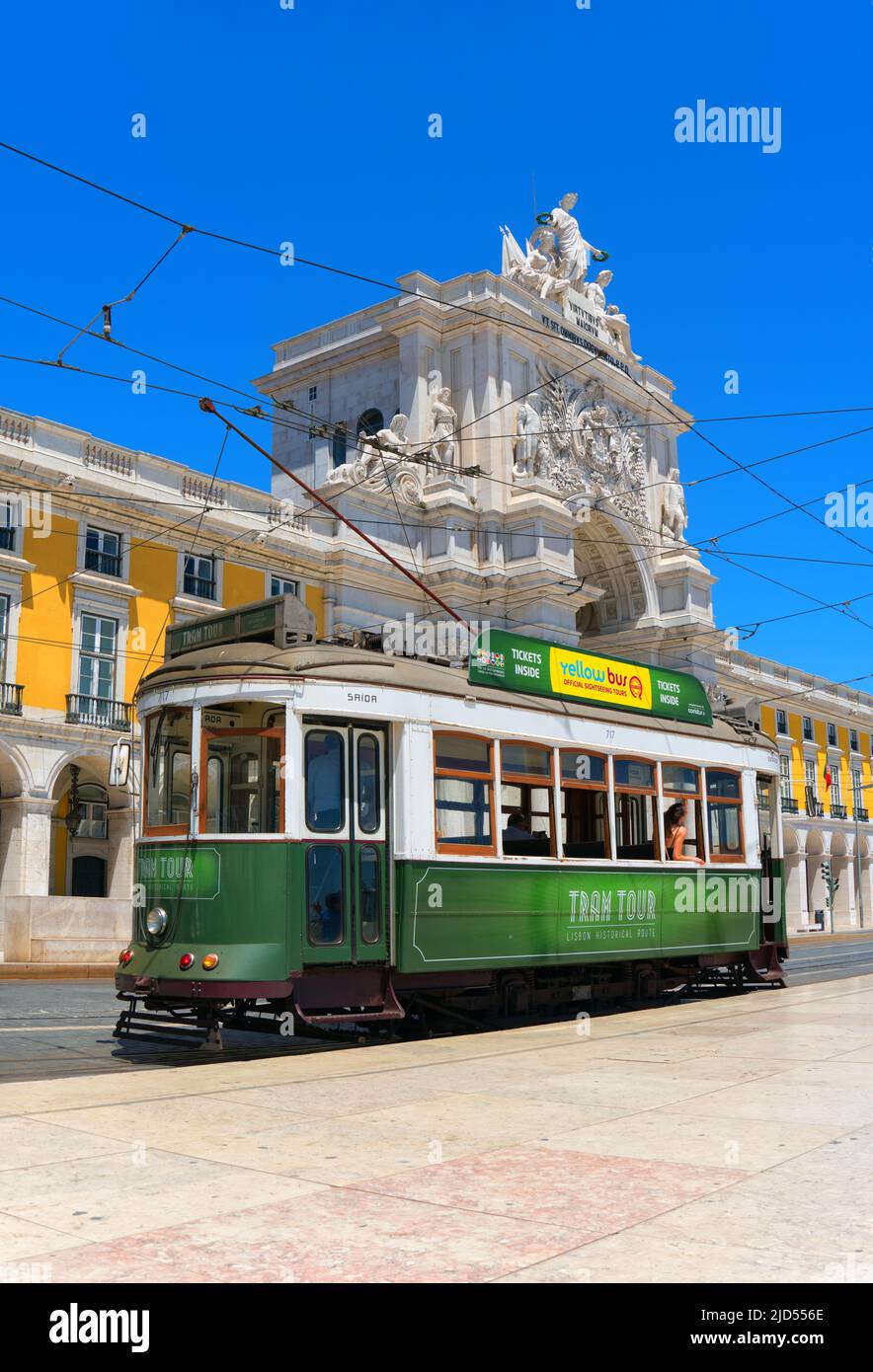 Lissabon, Portugal - Mai 25 2019: Die historische Straßenbahnlinie von Lissabon. Eine Touristenbahn steht am Endpunkt der historischen Straßenbahnlinie am Commerce Squar Stockfoto