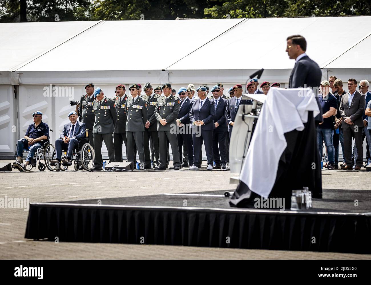 Arnhem, Niederlande. 18.. Juni 2022. 2022-06-18 14:16:18 ARNHEM - Premierminister Mark Rutte hält eine Rede während eines Treffens von Veteranen des Dutchbat III in der Oranjekazerne in Schaarsbergen. Die Soldaten, die 1995 die bosnische Enklave Srebrenica bewachen mussten, werden vom Kabinett restauriert. ANP REMKO DE WAAL netherlands Out - belgium Out Credit: ANP/Alamy Live News Stockfoto