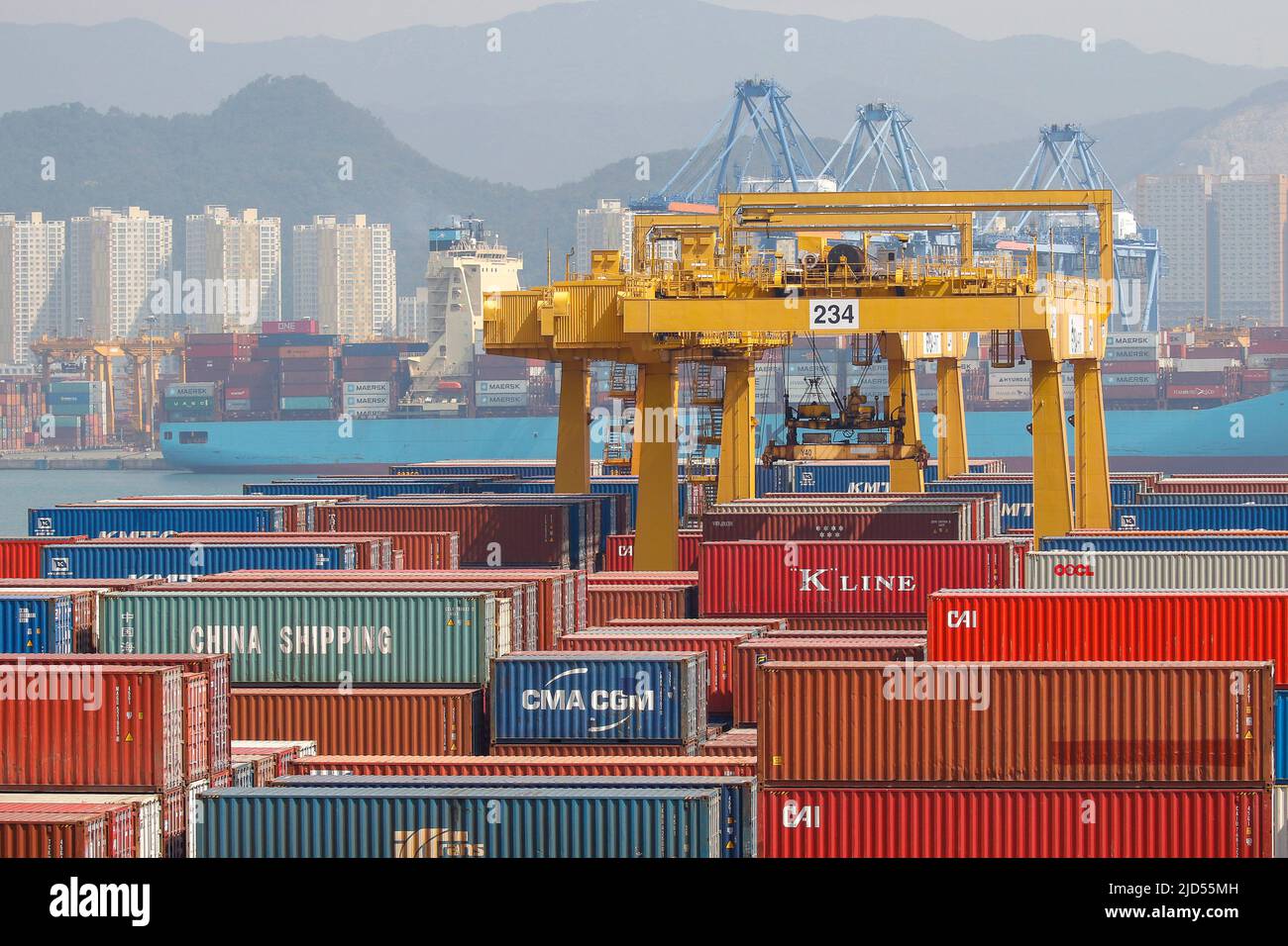 10. Juni 2020-Busan, Südkorea- Eine Szene des neuen Containerhafens in Busan, Südkorea die Wirtschaft Südkoreas wird in diesem Jahr voraussichtlich 1,2 Prozent einbrechen, da die Pandemie des Coronavirus und die Lockdown-Maßnahmen den globalen Handel und Konsum erschüttern, sagte die Organisation für wirtschaftliche Zusammenarbeit und Entwicklung (OECD) am Mittwoch. Die aktualisierte Prognose, die die schärfste Kontraktion seit der asiatischen Finanzkrise von 1998 sein würde, markierte eine drastische Herabstufung gegenüber der OECD-Prognose vom März mit einer Expansion von 2 Prozent. Die jüngste Prognose der OECD ist düsterer als eine Prognose der Bank of Korea (BOK), die f Stockfoto