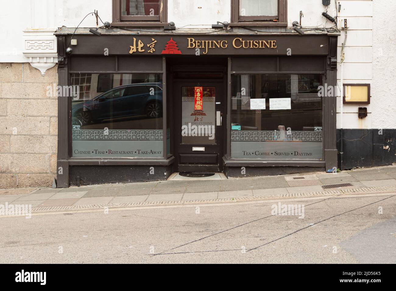 Einzelhandelsgeschäfte (Pekinger Küche) in der Coinagehall Street, Helston, Cornwall, England Stockfoto