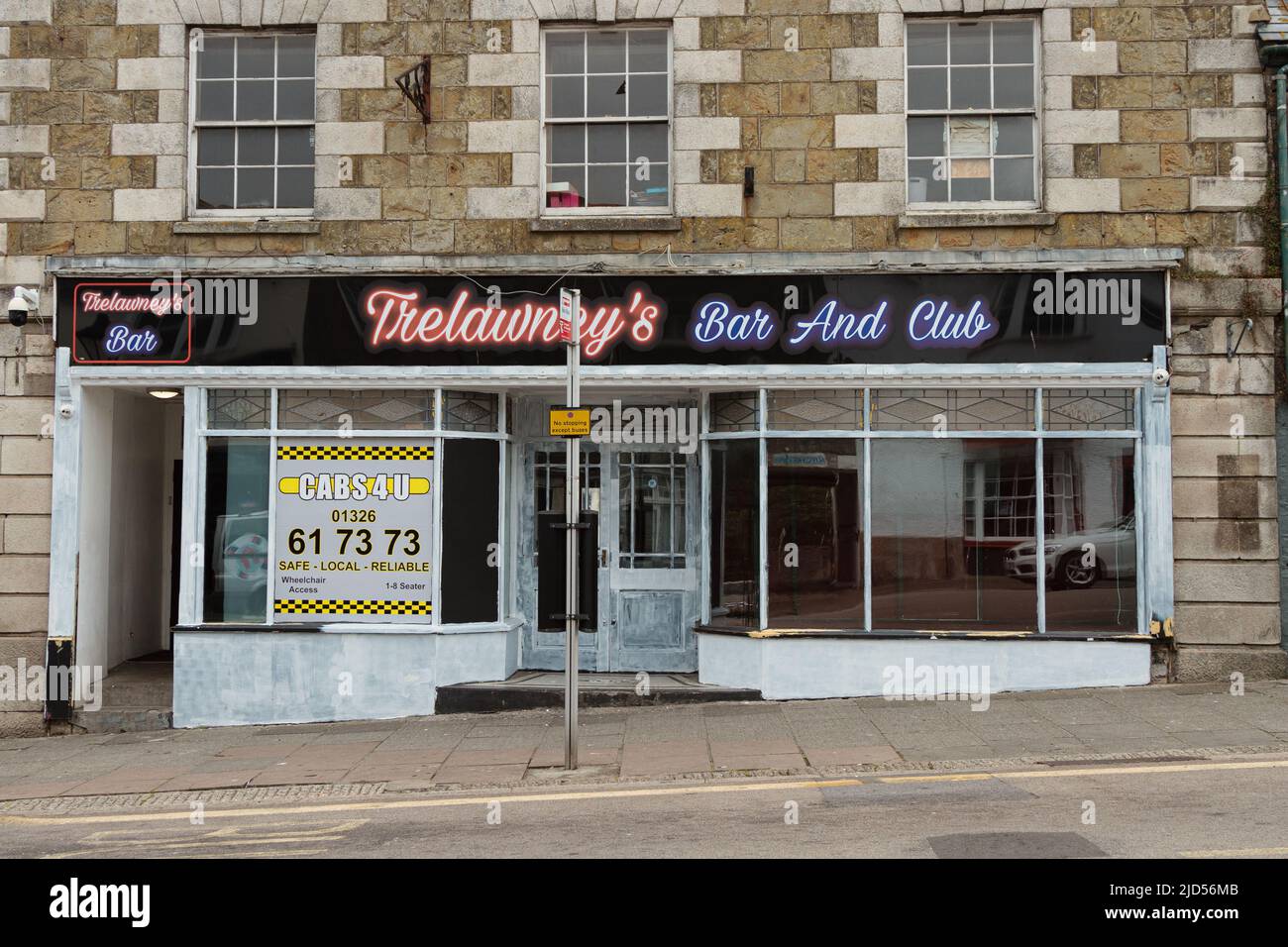 Einzelhandelsgeschäfte (Trelawney Nightclub) in der Coinagehall Street, Helston, Cornwall, England Stockfoto