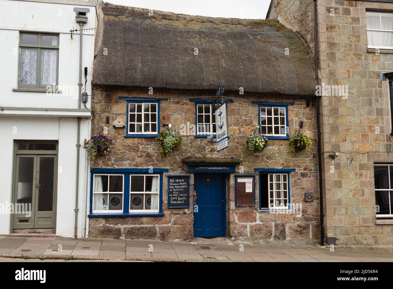 Einzelhandelsgeschäfte (Blue Anchor Pub) in der Coinagehall Street, Helston, Cornwall, England Stockfoto