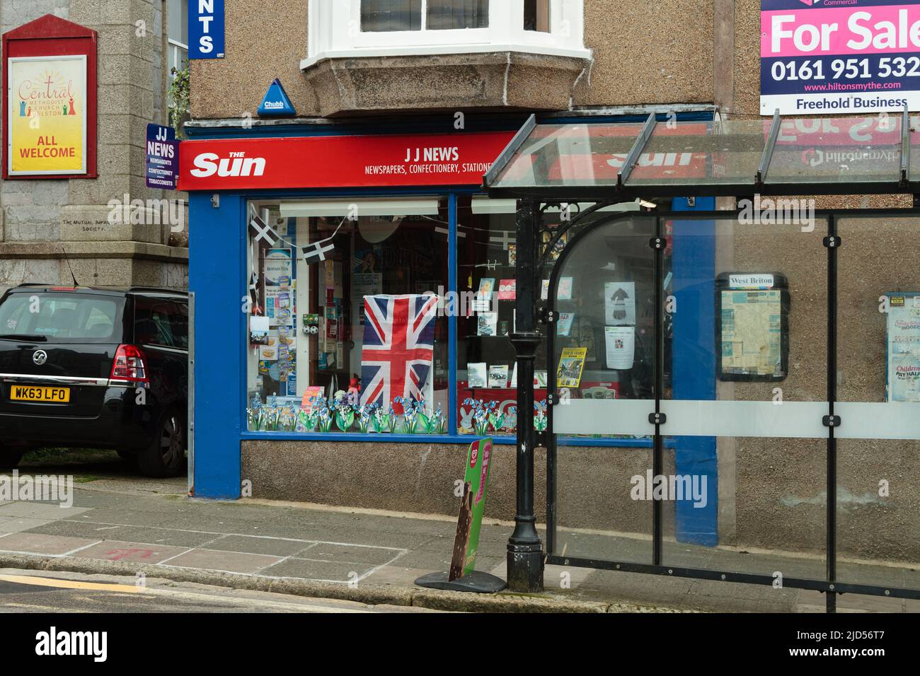 Einzelhandelsgeschäfte (JJ News) in der Coinagehall Street, Helston, Cornwall, England Stockfoto