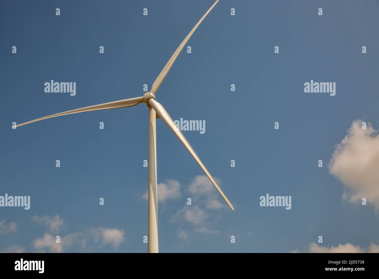Hochwindturbine zur Stromerzeugung mit Kopierfläche. Konzept für grüne Energie. Stockfoto