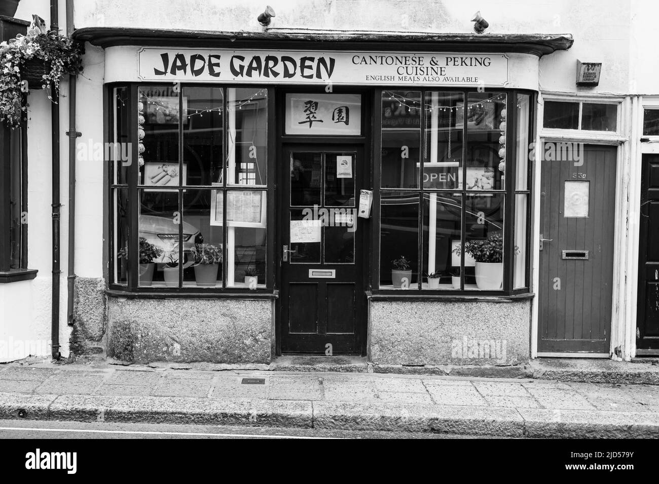 Einzelhandelsgeschäfte (Jade Garden) in der Meneage Street, Helston, Cornwall, England Stockfoto