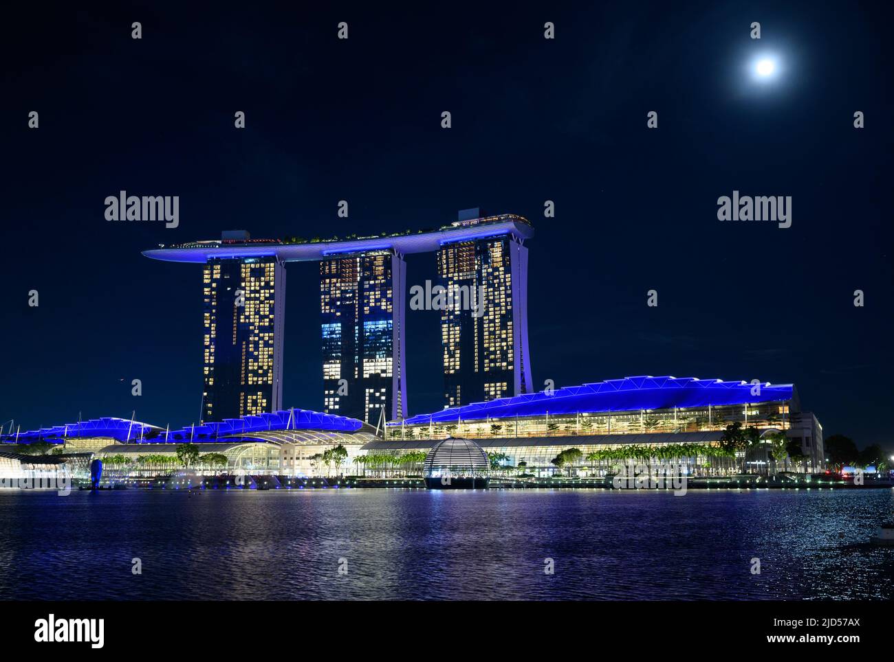 Singapur, Singapur. 14.. Juni 2022. Bunt beleuchtet ist das Marina Bay Sands Resort in Singapur. Das 2010 eröffnete Hotel verfügt über ein Casino, ein Einkaufszentrum, zwei Theater, ein 120.000 Quadratmeter großes Veranstaltungszentrum und zahlreiche Restaurants. Quelle: Bernd von Jutrczenka/dpa/Alamy Live News Stockfoto