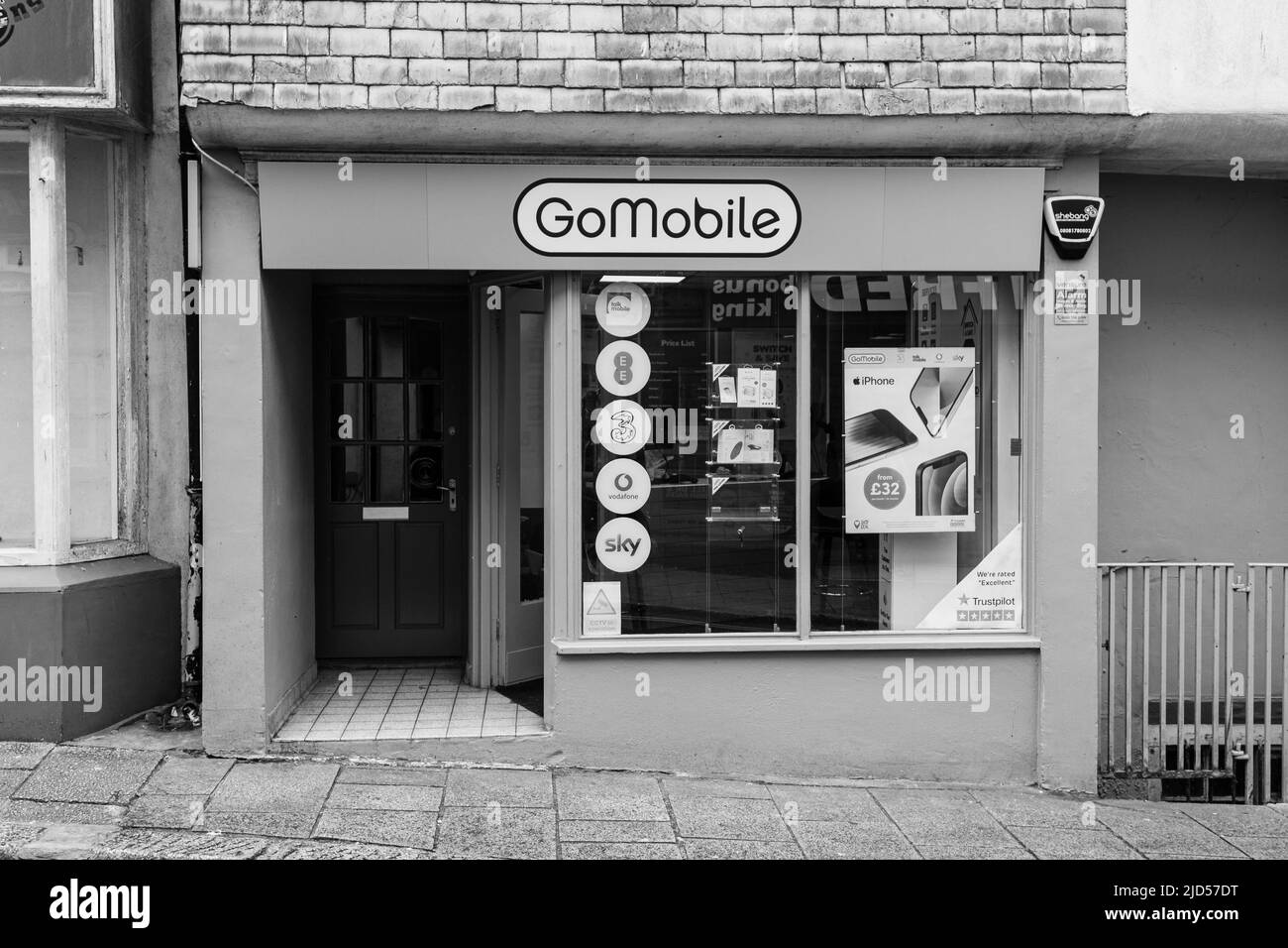 Einzelhandelsgeschäfte (Go Mobile) in Meneage Street, Helston, Cornwall, England Stockfoto