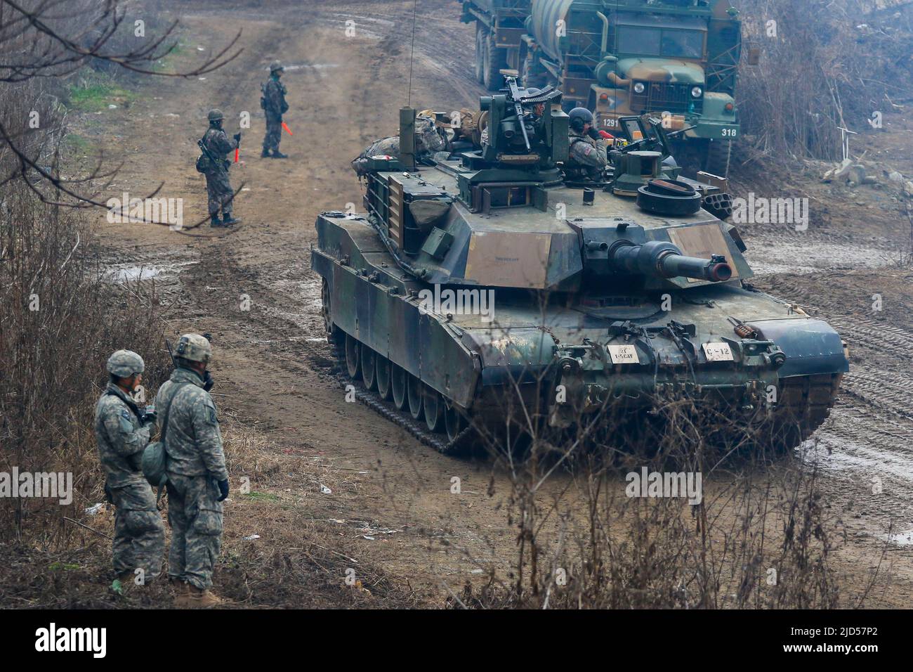 17. Juni 2020-Seoul, Südkorea-in Diese Bilder sind Dateifotos. Südkoreanische und United Stetes militärische Bohrverbindung in der Nähe von DMZ in Südkorea. Nordkorea sagte am Mittwoch, dass es das Angebot Südkoreas abgelehnt hat, Sondergesandte zu entsenden und Truppen in zwei interkoreanische Geschäftszonen nahe der Grenze wieder einzusetzen, was die Spannungen einen Tag nach der Explosion eines gemeinsamen Verbindungsbüros durch das Regime unaufhaltsam verschärft. Die Offenlegung der Ablehnung des Sondergesandten durch den Norden zeigt, dass das Regime nicht beabsichtigt, die Spannungen durch einen Dialog zu entschärfen, und dass es eine Reihe von Maßnahmen ergreifen wird, die es angedroht hat Stockfoto