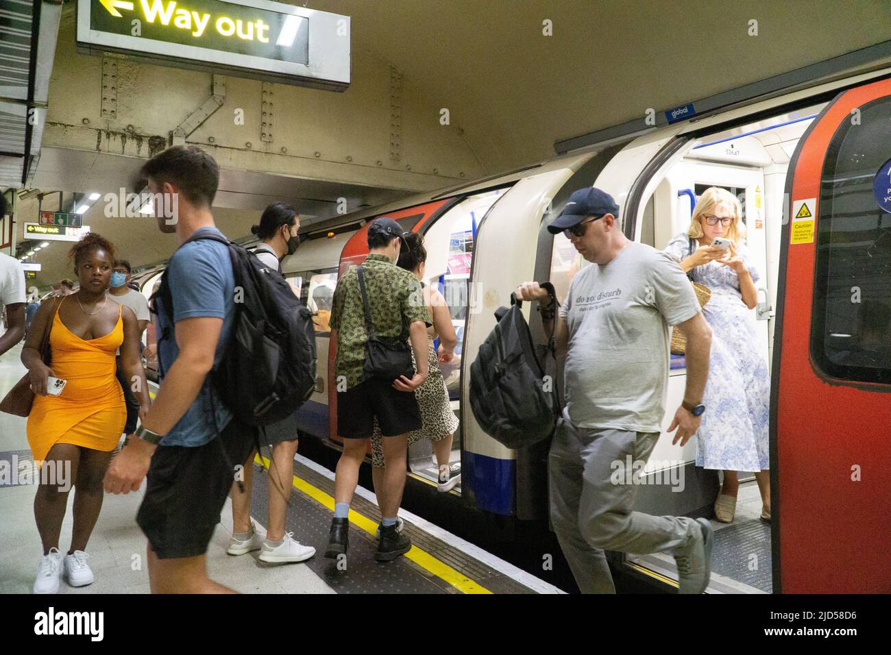 London, Großbritannien, 17. Juni 2022: U-Bahn-Passagiere am bisher heißesten Tag des Jahres, mit Temperaturen in Kew und Heathrow von 32,4 Grad. Anna Watson/Alamy Stockfoto