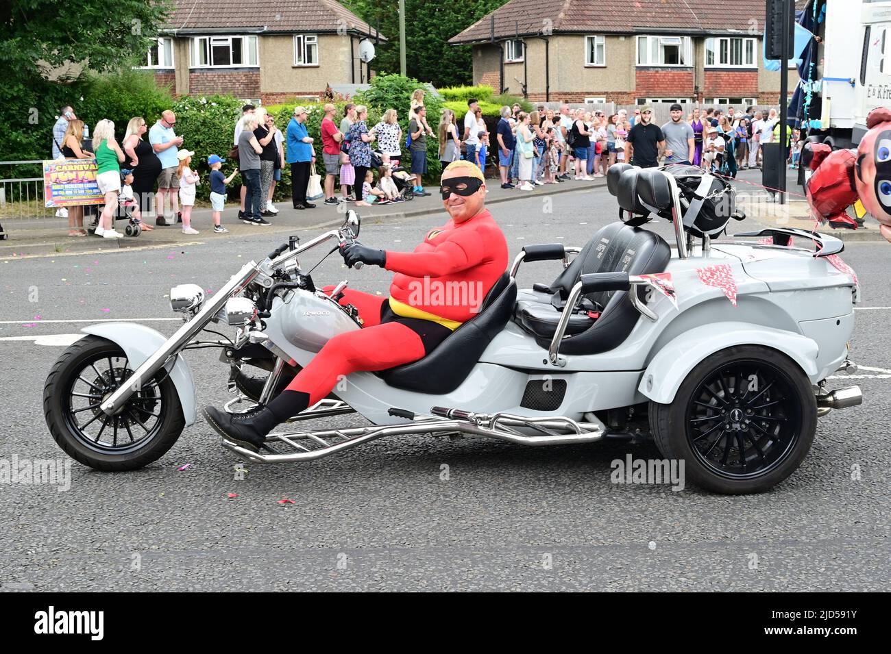 Horley, Surrey, Großbritannien-18 2022. Juni: Menschen, die in der Parade beim Horley Carnival spazieren. Stockfoto