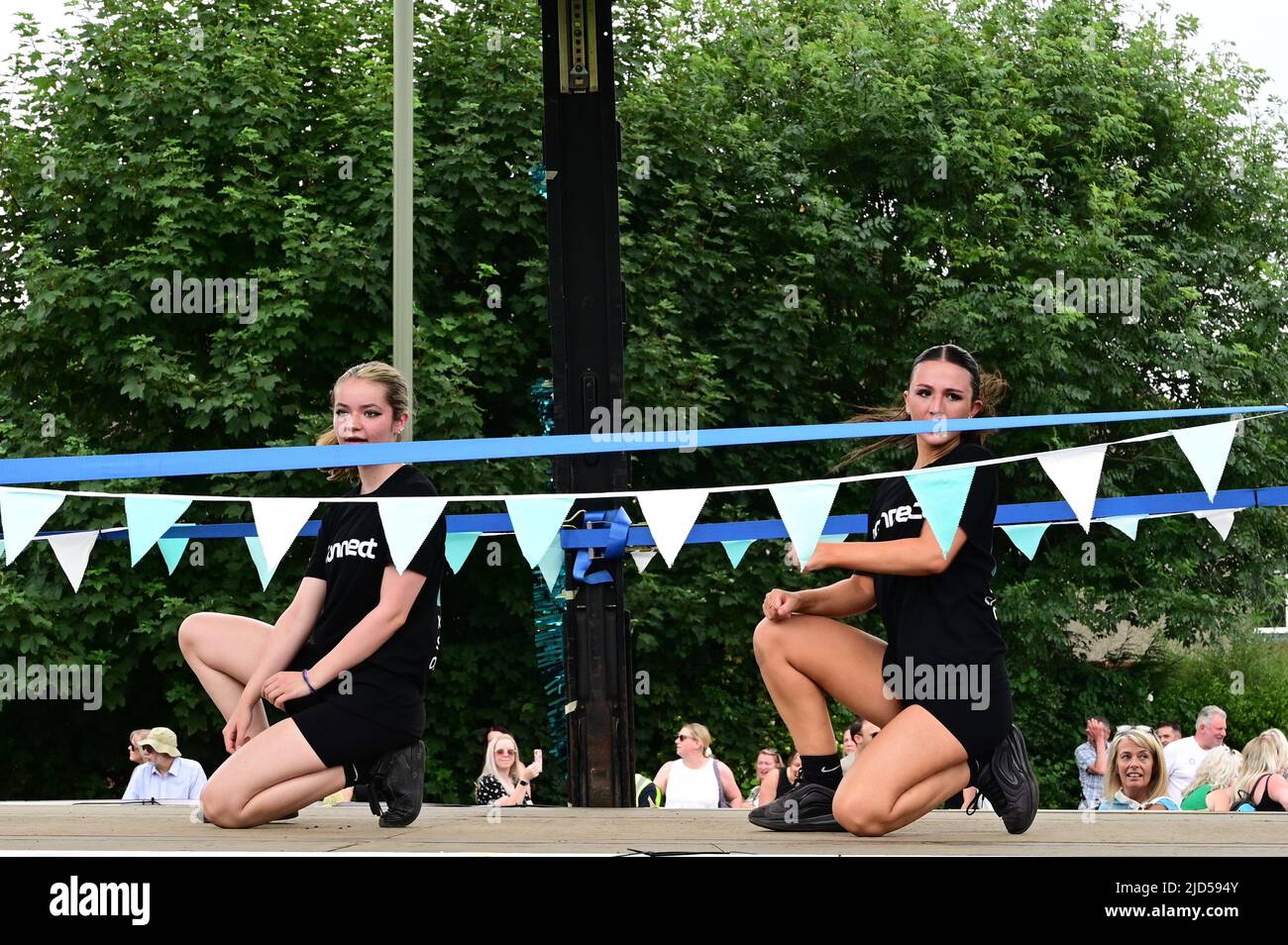 Horley, Surrey, Großbritannien-18 2022. Juni: Menschen, die in der Parade beim Horley Carnival spazieren. Stockfoto