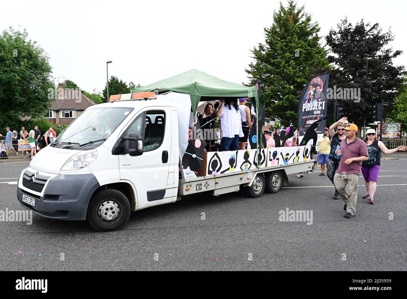 Horley, Surrey, Großbritannien-18 2022. Juni: Menschen, die in der Parade beim Horley Carnival spazieren. Stockfoto