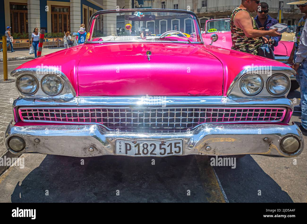 Ein schönes rosafarbenes Oldtimer, das am Parque Central in Havanna, Kuba, geparkt ist Stockfoto