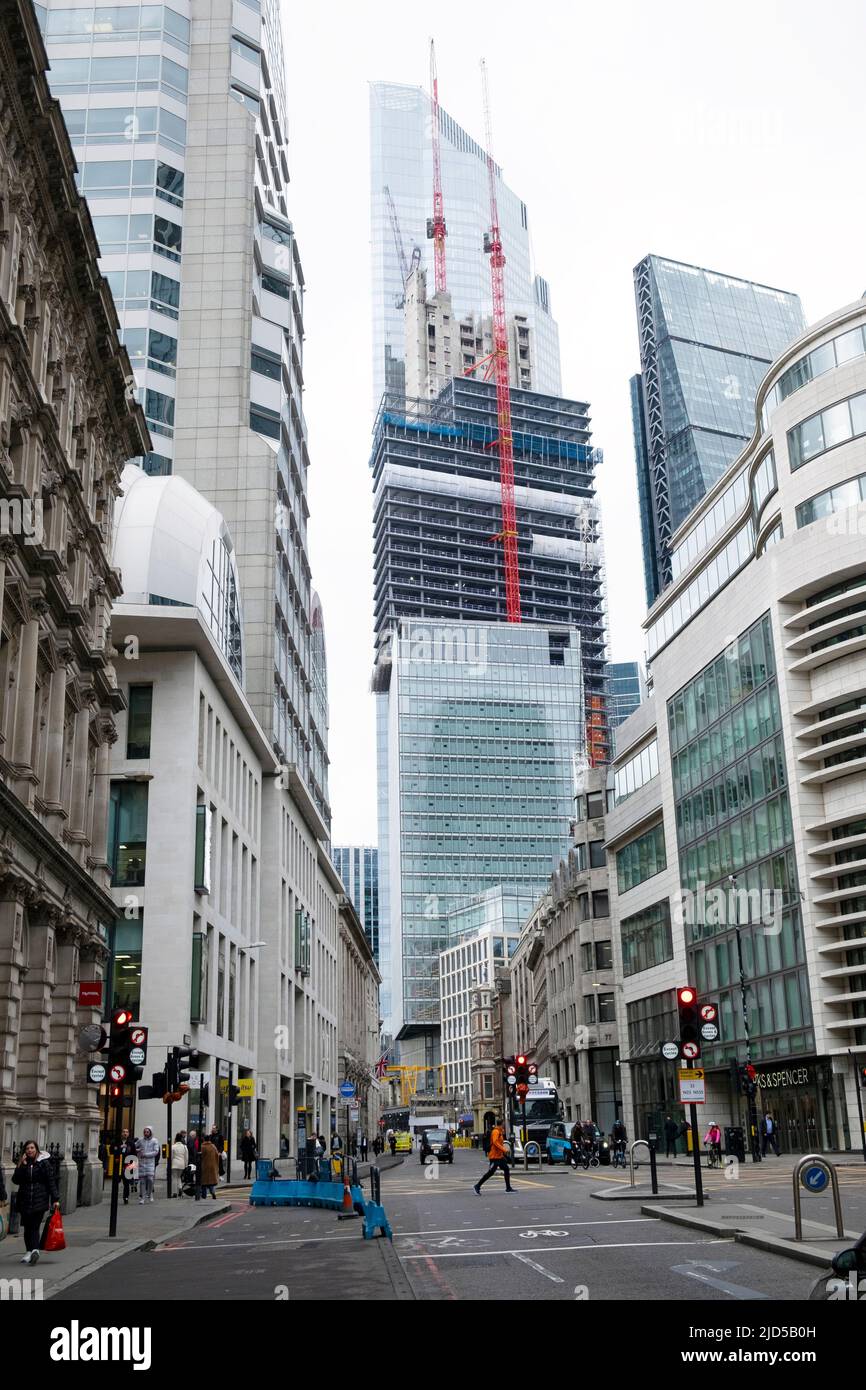 Blick von der Gracechurch Street of Cranes am 8 Bishopsgate Wolkenkratzer Hochhaus im Bau in 2022 City of London England UK KATHY DEWITT Stockfoto