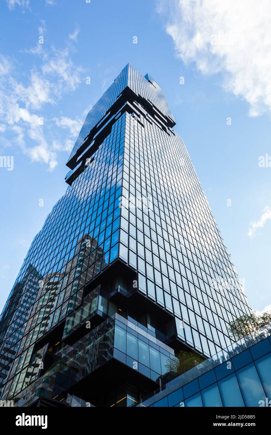 BANGKOK, THAILAND - 30. APRIL 2022: Machanakorn Wolkenkratzer das höhere moderne Gebäude Wahrzeichen mit Sathorn Square Handelsbüro und W Hotel am Sa Stockfoto