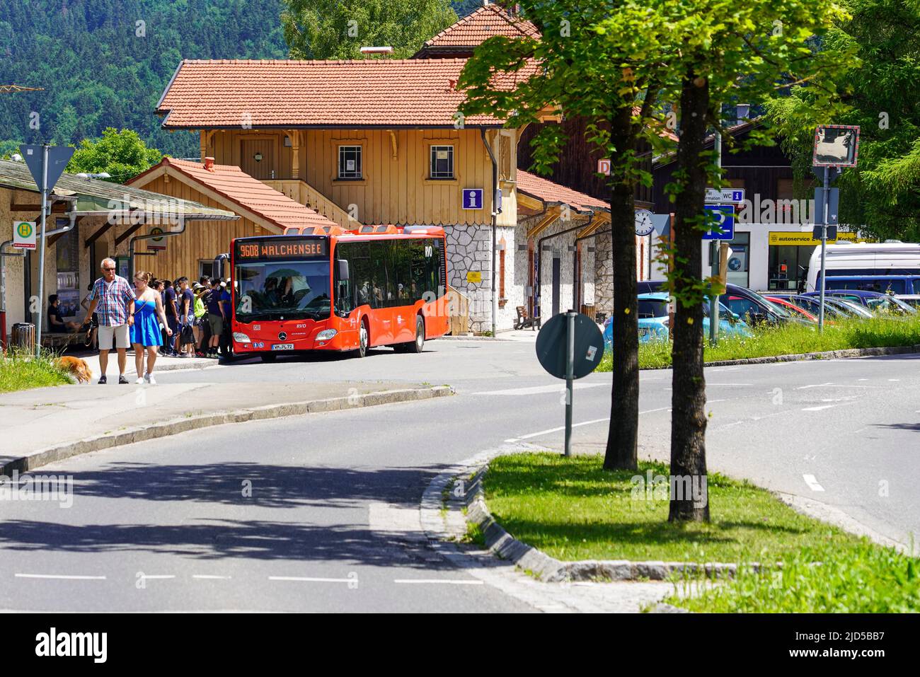 Zahlreiche Tagesausflügler steigen am bayerischen Bahnhof Kochel in einen Bus der Linie 9608 ein, um nach Walchensee, Kochel, Deutschland, 18.6.22 zu fahren Stockfoto