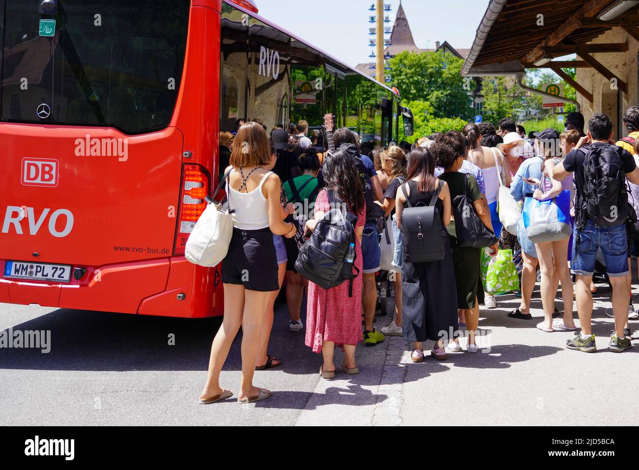 Zahlreiche Tagesausflügler steigen am bayerischen Bahnhof Kochel in einen Bus der Linie 9608 ein, um nach Walchensee, Kochel, Deutschland, 18.6.22 zu fahren Stockfoto