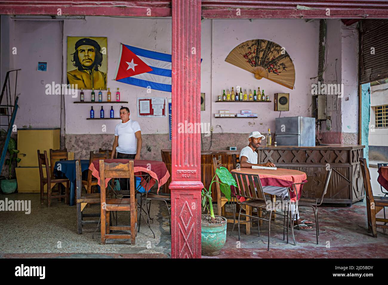 Zwei kubanische Männer in einer offenen Bar in der Altstadt von Havanna, Kuba Stockfoto