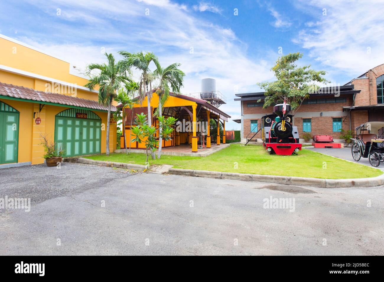 Nonthaburi, Thailand 14. Mai 2022: Blick auf das farbenfrohe Gebäude im Café-Dorf Chomchei außerhalb des Stadtzentrums in der Provinz Nonthaburi, Thai Stockfoto