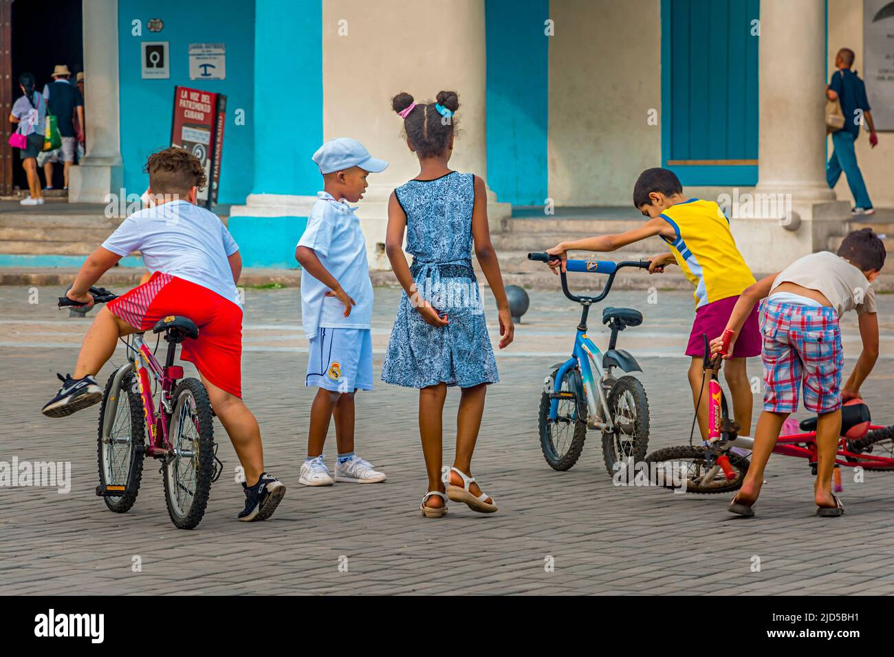 Spielende Kinder auf der Plaza Vieja in Havanna, Kuba Stockfoto