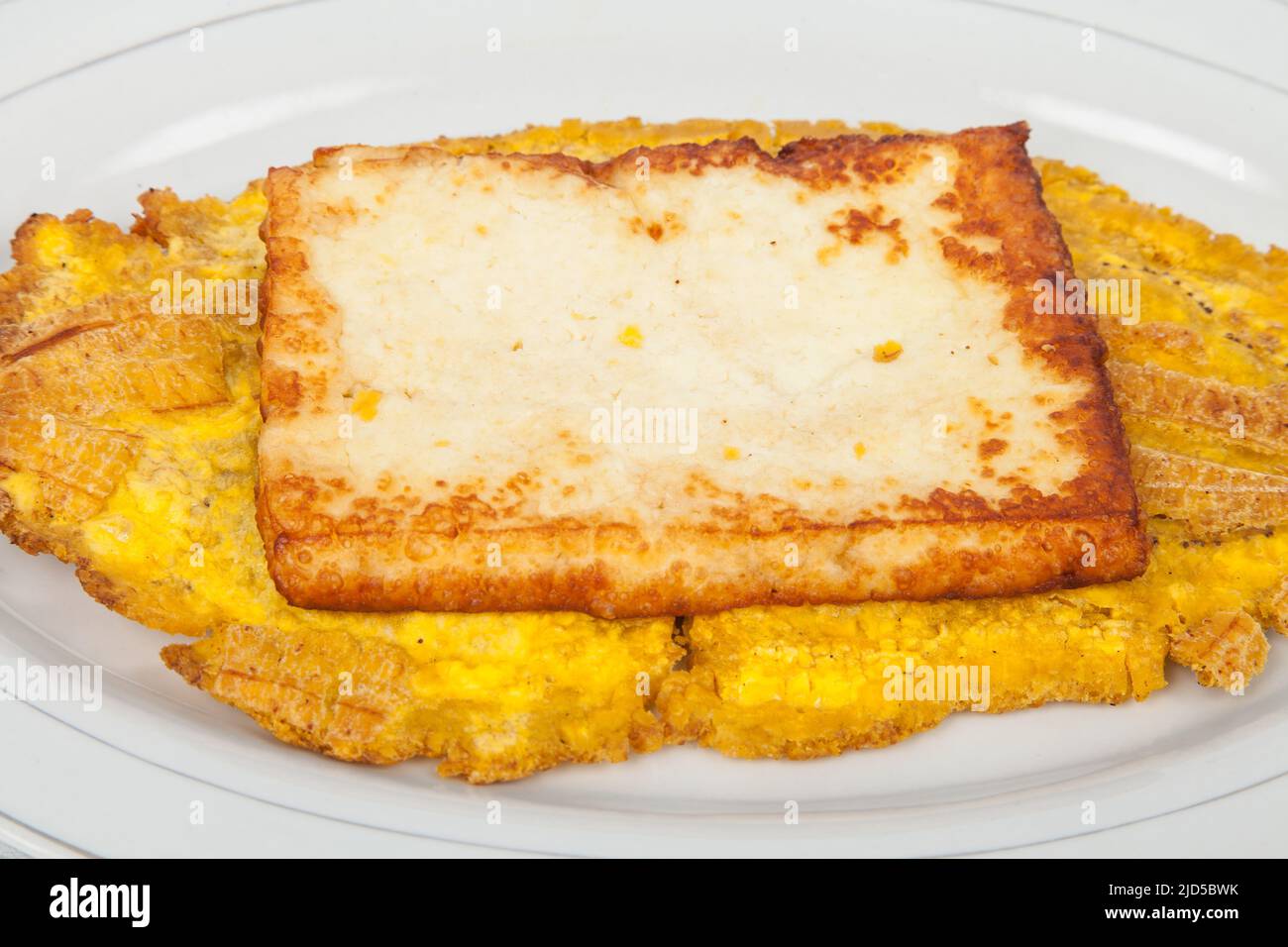 Gebratener Wegerich toston (Patacon) mit gebratenem Käse. Stockfoto