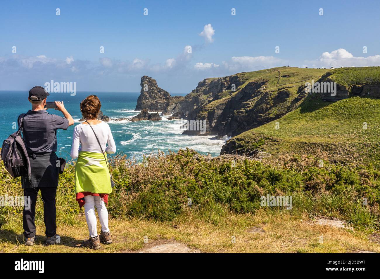 Flucht vor dem RattenrennenEin Paar genießt eine Wanderruhe und den herrlichen Meerblick vom Südwestküstenpfad in der Nähe von Tintagel Cornwall eng Stockfoto