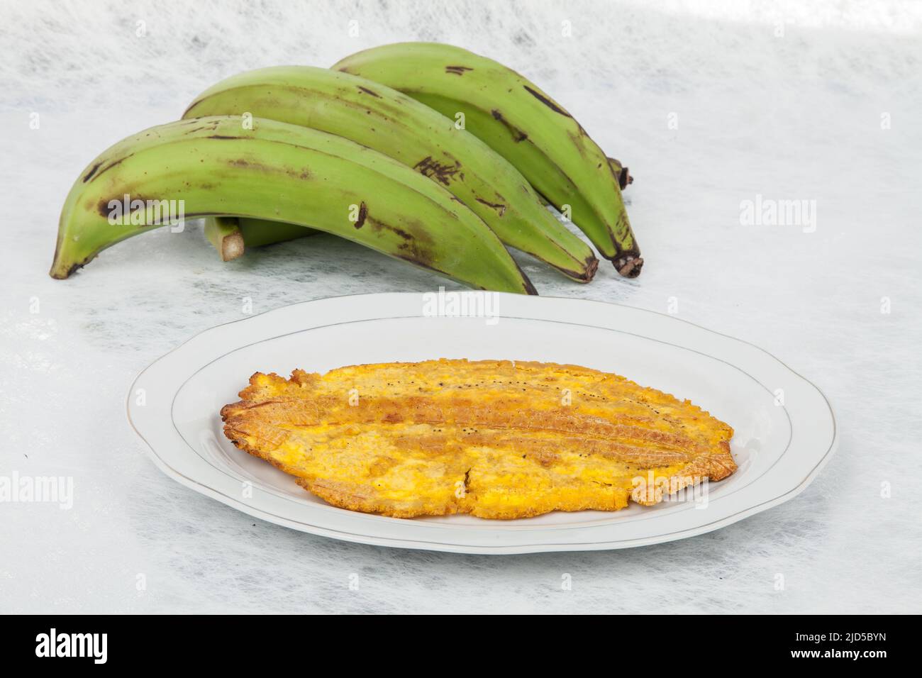 Patacon oder toston gebratene und abgeflachte Stücke von grünem Kochbananen, traditioneller Snack oder Begleitung in der Karibik. Stockfoto