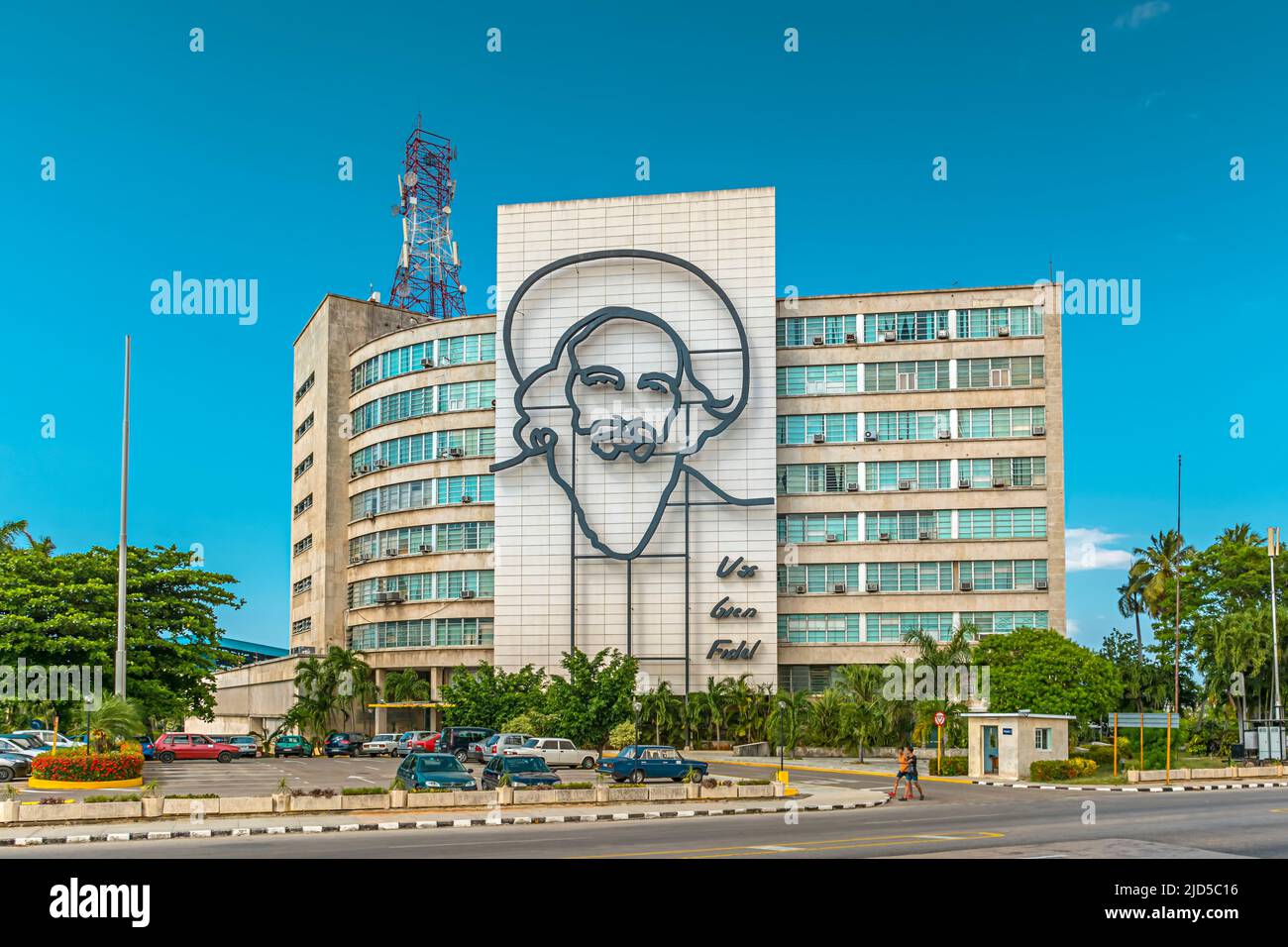 El Ministerio de Comunicaciones mit der riesigen Wandkunst von Camilo Cienfuegos auf der Plaza de la Revolucion in Havanna, Kuba Stockfoto