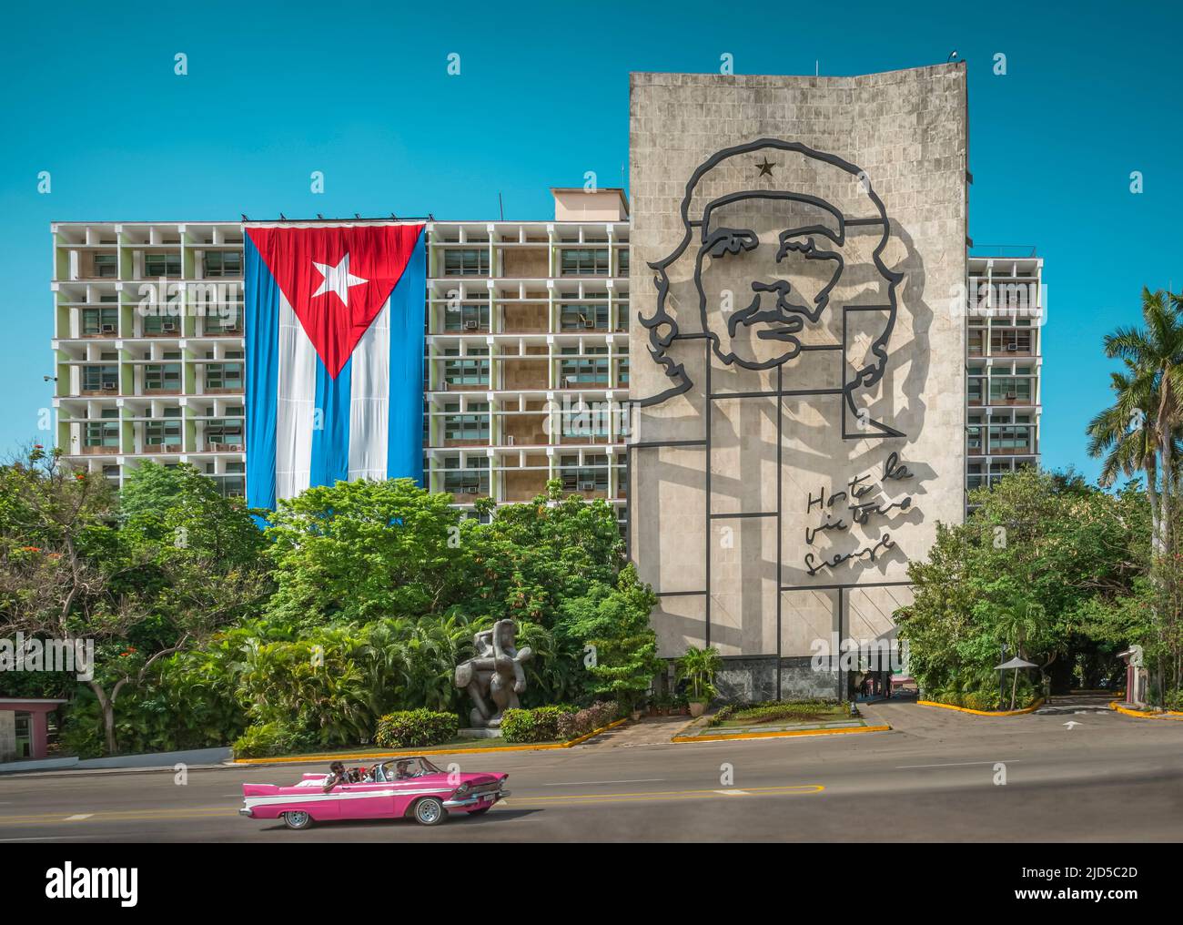 Ministerio del Interior mit einer riesigen kubanischen Flagge und dem berühmten Wanddenkmal Che Guevara an der Plaza de la Revolucion in Havanna, Kuba Stockfoto