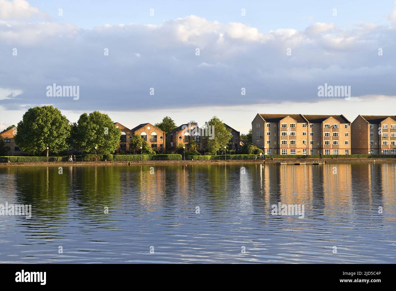 Am Wasser gelegene Wohnimmobilien in Millwall Outer Dock, Isle of Dogs East London, Großbritannien. Stockfoto