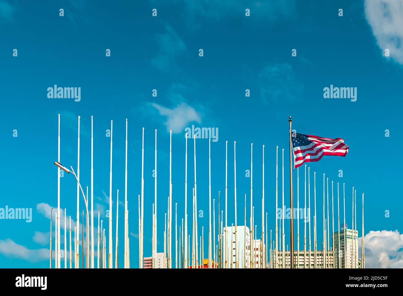 Eine amerikanische Flagge fliegt vor der amerikanischen Botschaft in Havanna, Kuba Stockfoto