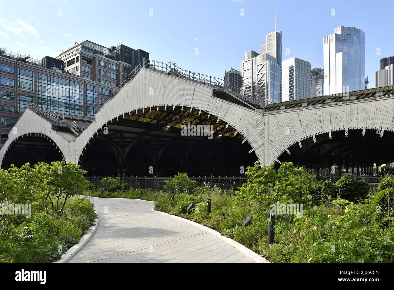 Exchange Square mit Garten und Liverpool Street Station Terminal Building, Broadgate London UK. Stockfoto