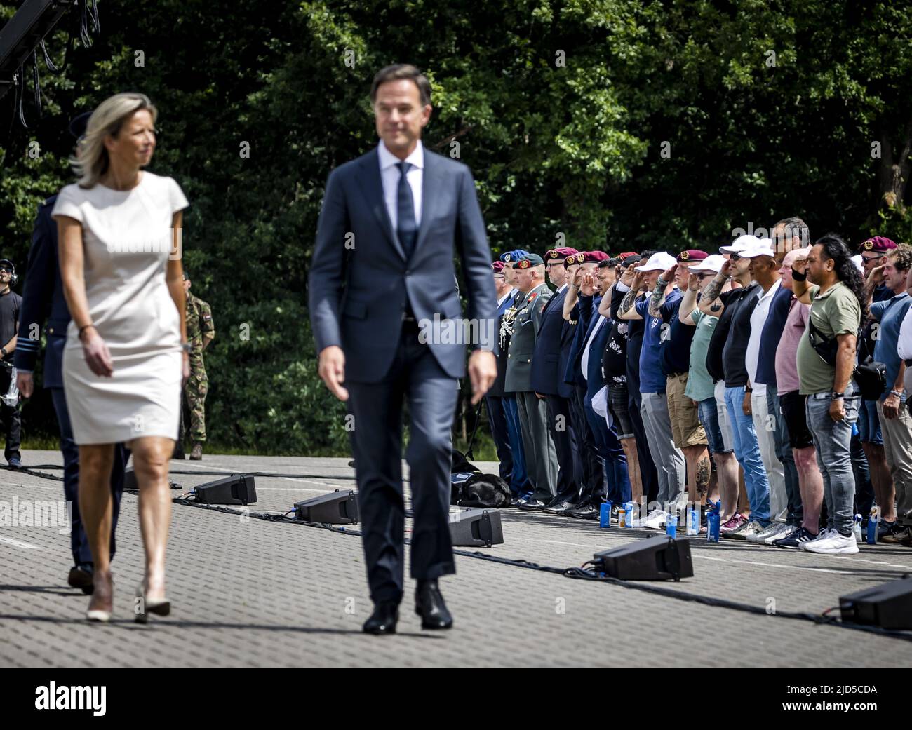 Arnhem, Niederlande. 18.. Juni 2022. 2022-06-18 14:12:33 ARNHEM - Premierminister Mark Rutte und Verteidigungsminister Kasja Ollongren während ihrer Anwesenheit bei einem Treffen von Veteranen des Dutchbat III in der Oranjekaserne in Schaarsbergen. Die Soldaten, die 1995 die bosnische Enklave Srebrenica bewachen mussten, werden vom Kabinett restauriert. ANP REMKO DE WAAL netherlands Out - belgium Out Credit: ANP/Alamy Live News Stockfoto